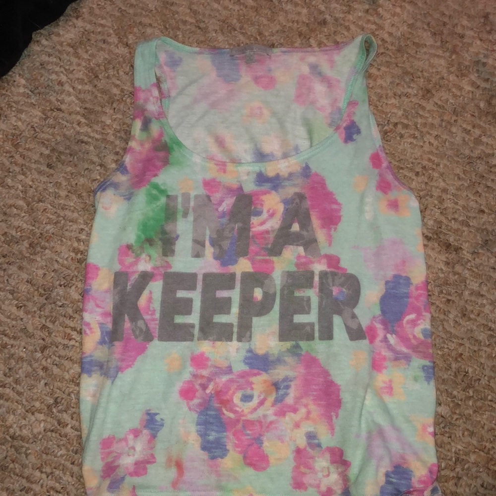 Blue shirt, flowers on it that says I’m a keeper